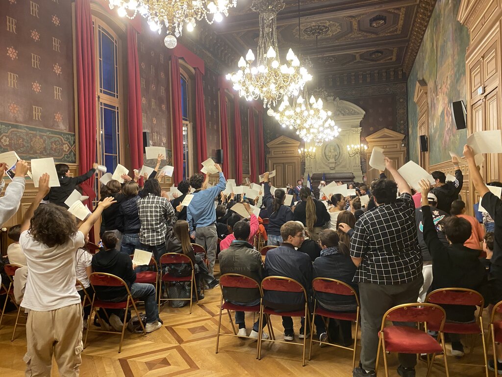 Photo finale, diplôme du brevet en main.